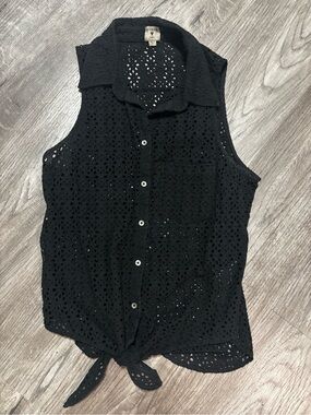 Guess Black Sleeveless Eyelet Button-Front Tie Top, size small
